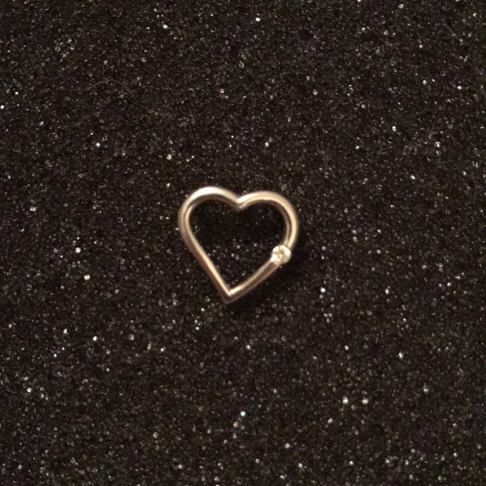 White gold pendant with diamond